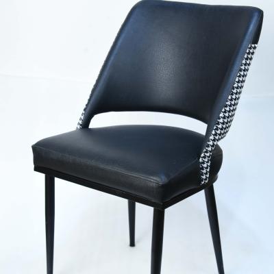 كرسي طعام بتصميم مودرن بلمسات مربعات houndstooth