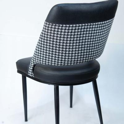 كرسي طعام بتصميم مودرن بلمسات مربعات houndstooth