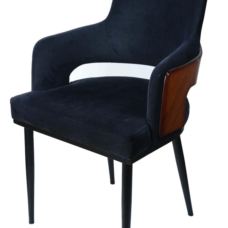 كرسي بوليستر مع ذراعين بتصميم عصري