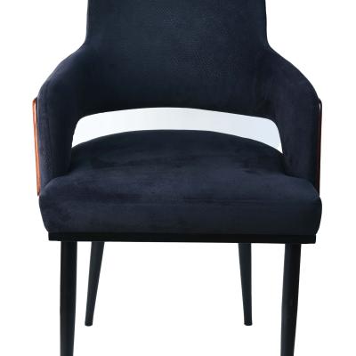 كرسي بوليستر مع ذراعين بتصميم عصري