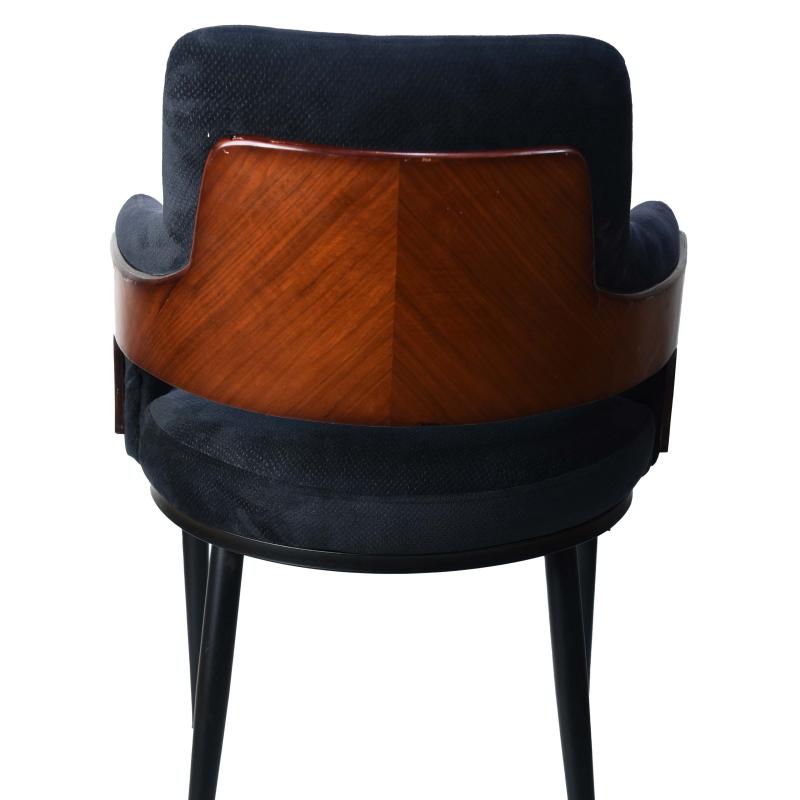 كرسي بوليستر مع ذراعين بتصميم عصري