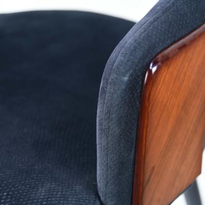 كرسي بوليستر مع ذراعين بتصميم عصري