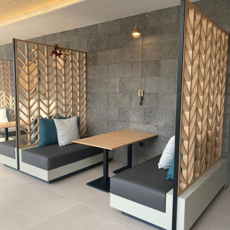 Modern, versatile metal dining set