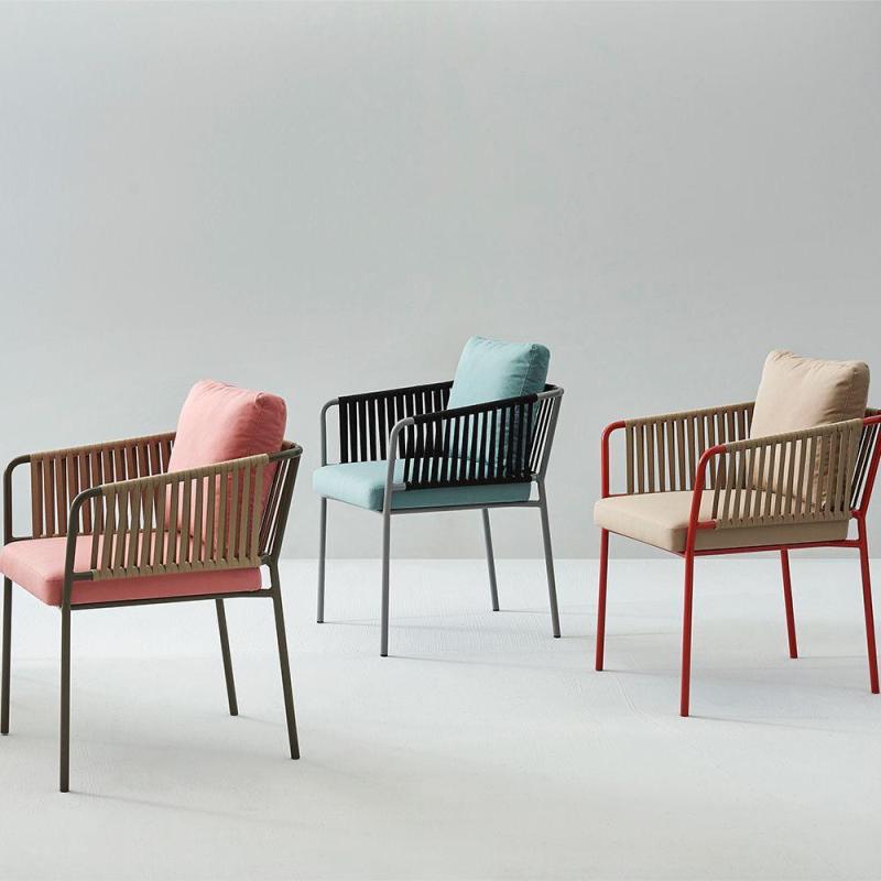 كرسي خارجي موديل “Vento Soft” – هيكل معدني وشرايط بولي مبطّنة مع وسائد مريحة