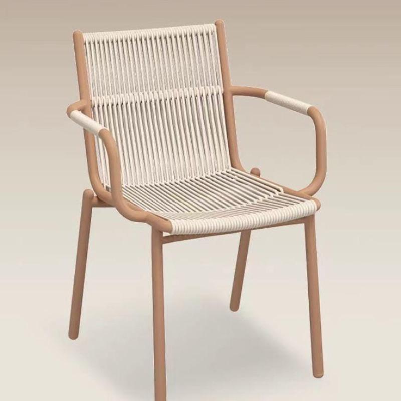 كرسي خارجي موديل “Luna Cord” – هيكل معدني بتشطيب خشبي وحبال ممتدة يدويًا