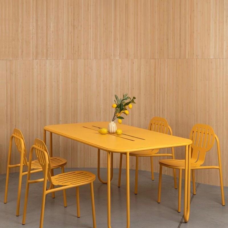 طقم طعام خارجي عصري باللون الأصفر