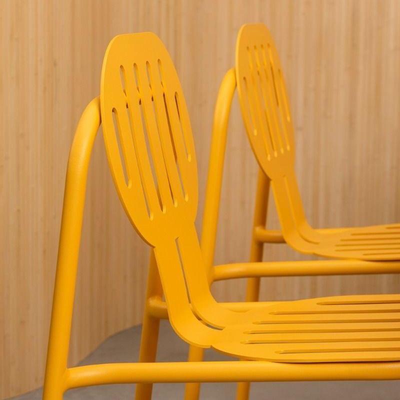 طقم طعام خارجي عصري باللون الأصفر